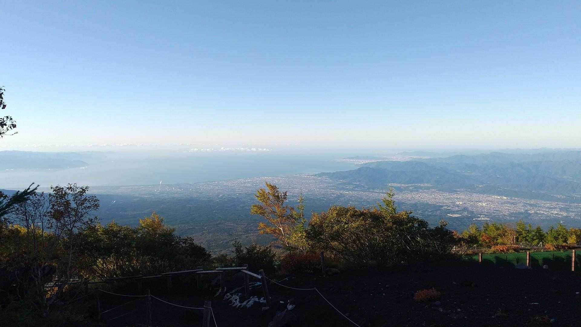 早朝 まだ少し霞がかかってますが駿河湾が見えた時は感動しました😙 海無し県人はどれ程感動するか おわかりですね😁
長野 栃木 埼玉 群馬県人は特に海に憧れがあります
