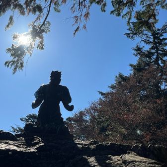 天狗岩の上に蔵王権現像。釈迦如来（過去世）、千手観音（現在世）、弥勒菩薩（未来世）が権化し出現したとされる？