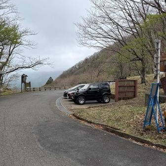 大峠　10台程停められる駐車場🅿️隙間に何とか停められました。下の脇に3台程停められそうです。まだ早春寒いです。トイレ綺麗です。