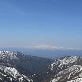 月山。左側は葉山か。