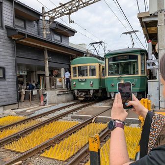 江ノ電 長谷駅。
駅に電車が停まっていますがその乗降客がドッと降りてきて踏切は閉まっているので周り中人で埋まって身動き取れず．．．
駅の写真を撮るのもこれが精一杯。