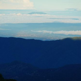 御嶽山かな？手前にはどこかの市街地も見える