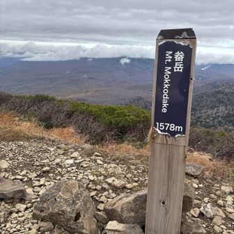 登山口近くまで車で移動してから畚岳に登りました