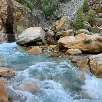 ど、どこで渡ろうか
湯俣山荘によると、昨日時点で110cmの水深、さらに連日の雨で川床が緩いとの情報もある

ストックがつかないとも聞いた
砂で緩いのと、流れが早くて底につけないのか