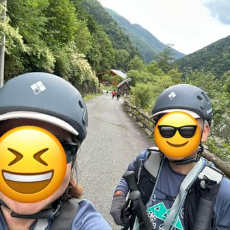 同じ部屋に泊まったトレランご夫妻に3時間程のハンデをもらい北岳山荘を出発しました。
いつ抜かれるかと思っていましたが、広河原の緑の橋で追いつかれ、握手をかわしました🤝
お2人はネパール🇳🇵でご活躍をされている方でした。早かったです👏
(写真の後方に写っています)

無事に午後2時前に下山できました👍
トイレの時間もありました。

芦安駐車場行き乗合タクシー
乗車運賃1400円と南アルプスマイカー規制利用者協力金300円合わせて1700円
バスより50円程お安かったので乗合タクシーに乗りました🚐

おつかれ山でした。

