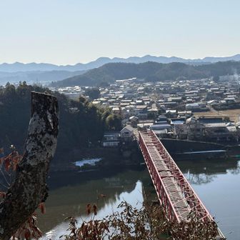 この橋を渡って来ました