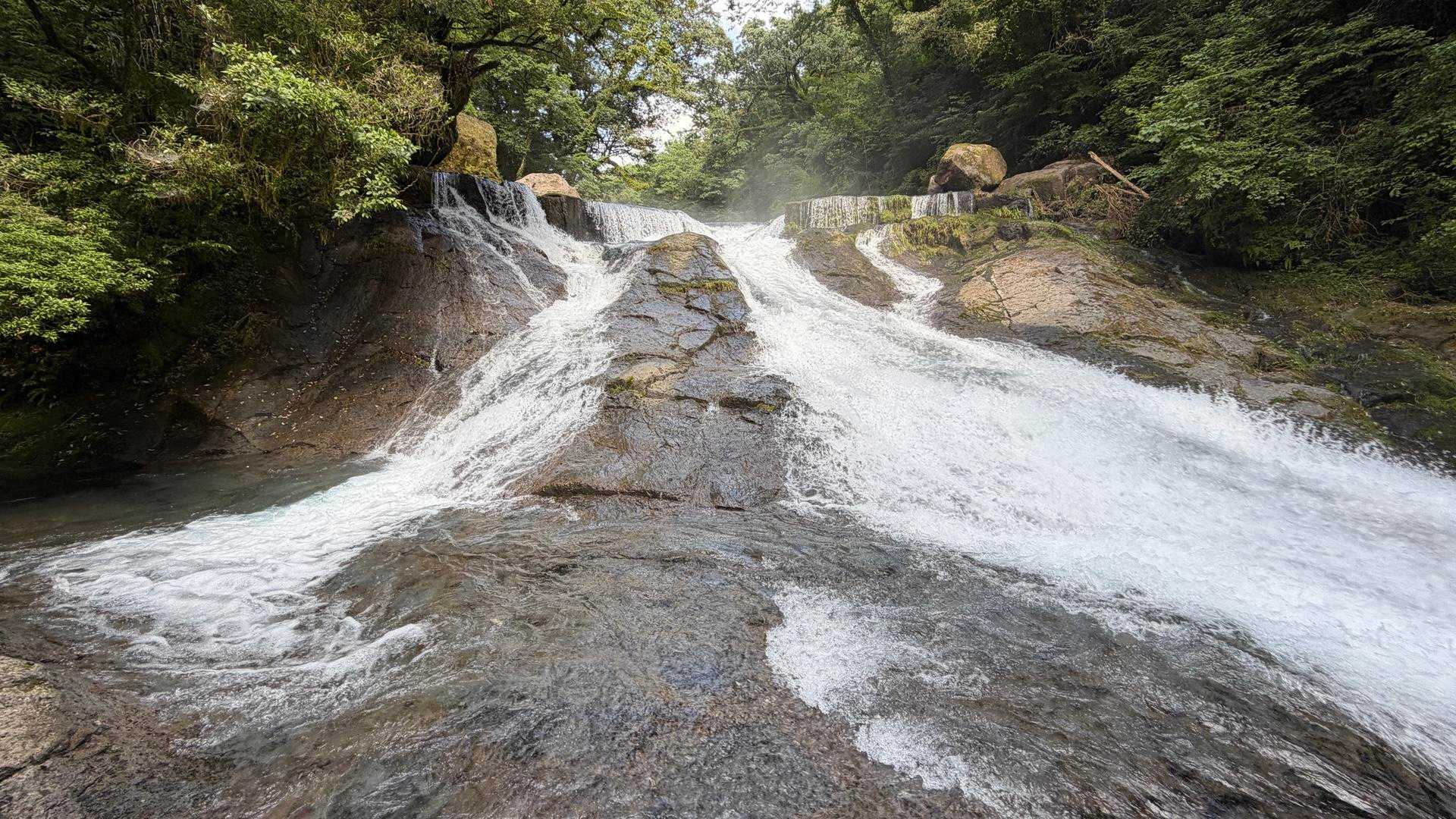 四十三万滝
1日に流れる平均水量が４３万石（7800ｔ）あることからこの名前がついたようです。