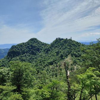 北岳山頂近くから振り返ると中岳（右）と南岳（左）。
南岳の南面はやっぱり絶壁だ。