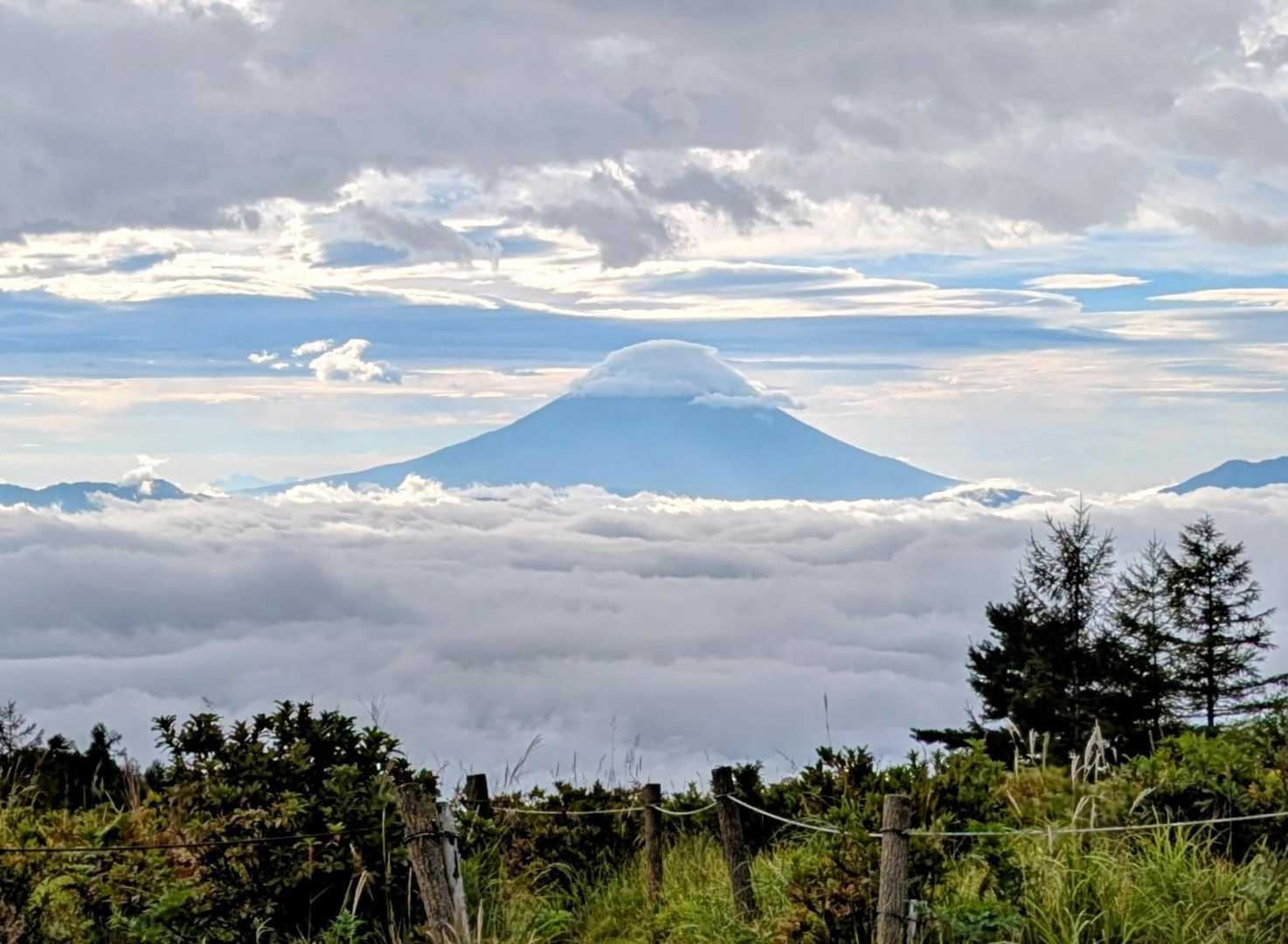 盛り盛りの雲海に浮かぶ富士様 🗻
神々しい美しさに息を呑む。。