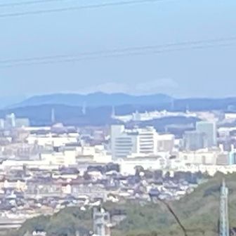 四阿で📷ズームしたらボケボケだけど
奥に白山🏔️