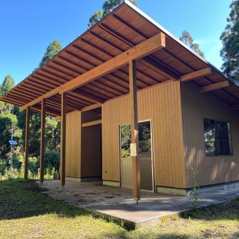綺麗な避難小屋。建物の中にベンチとトイレあり。トイレはトイレットペーパー無いので、持って行くべし