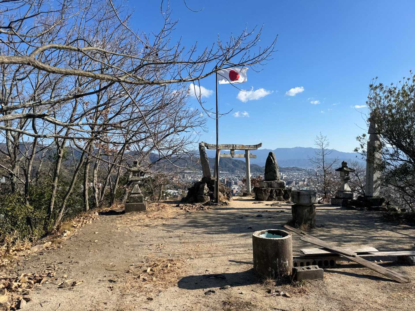 あら これは 広くて 気持ちいい頂上だヽ(´▽｀)/