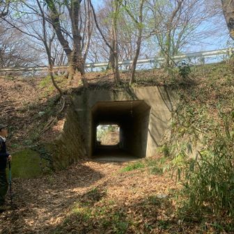 信貴スカイラインの下を潜って、抜けると鳴川峠です