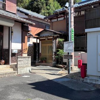 狭い路地を抜け、登山口へ