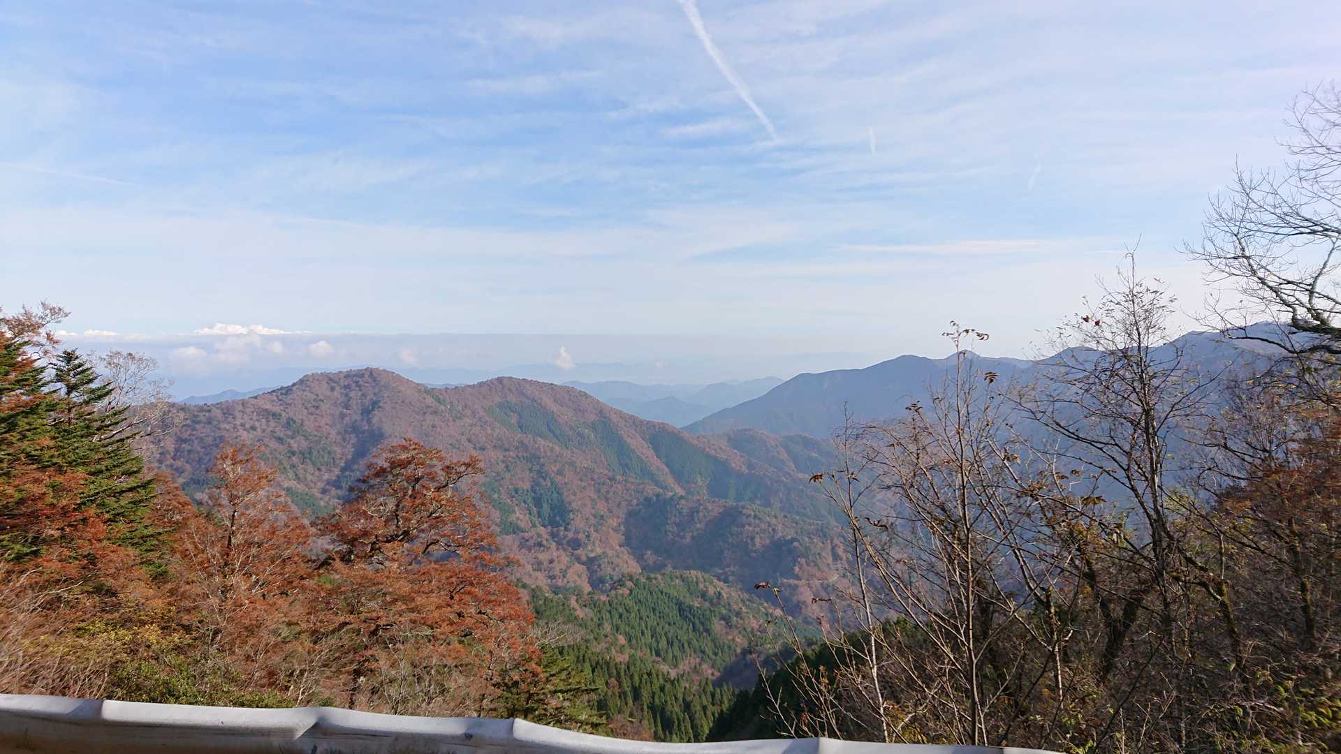 とおく、淡路島や大鳴門橋が見えます。