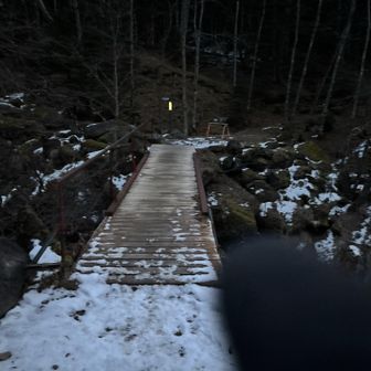 林道を1時間ほど歩く、この橋の先からは登山道となる