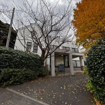 葉山教会の横を通っております。
本日はシンジロー調でお送りしましたが、難しい！意外に高度な文章技法だと感じました。

「こういう意味のわからない文体を進次郎構文と言うらしいんです。偶然にも、私の名前と同じなんですよね」