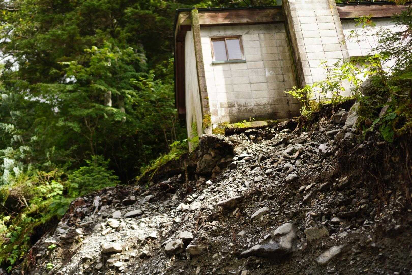 滝谷避難小屋のところまで来ました
崩落しそうな感じです