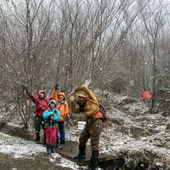 下山終盤で雪❄️が降ってきました⛄️