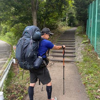 スキー場コース下山したら、テン泊装備でトレーニングしてるmaaさん遭遇。5.6年振りにお会いしました。私も歩荷練習しないとなー