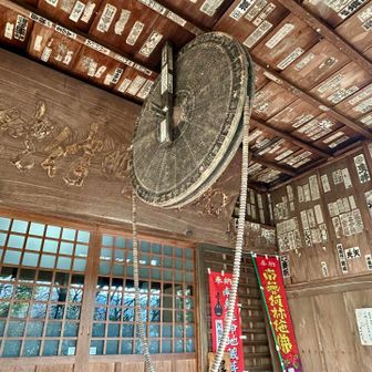 大きな数珠を回してお参り