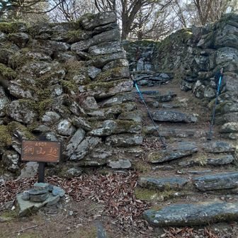 銅山越えです。
この辺りは瀬戸内の北風が強いです。
四方を囲むように石垣が積まれて中にお地蔵様が。ここで着替えて少し厚手に変更しました
