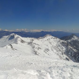 稜線が少しの間だけ全部晴れました。最奥中央は日光白根山だそうです。