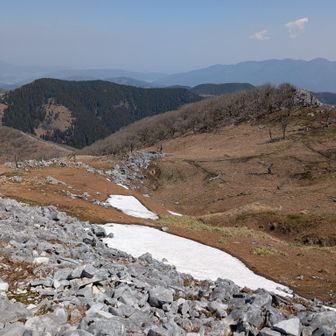 雨で浸食で出来た窪地ドリーネ

