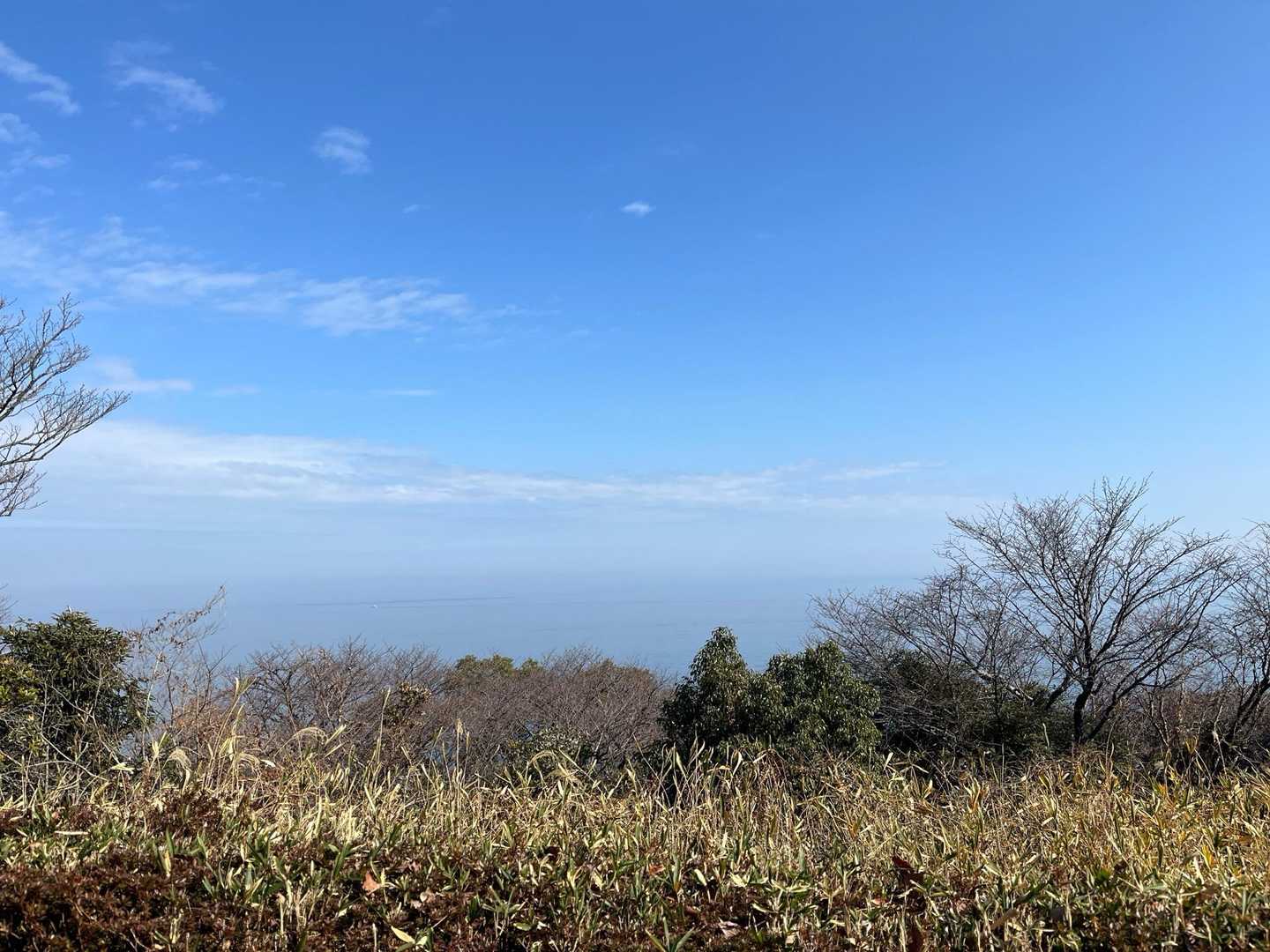 霞んでて海の向こうは、見えない