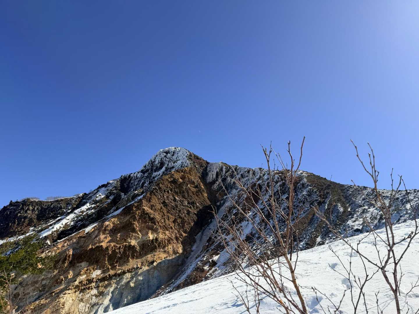 櫛ヶ峰の横顔が近づいてきた💙

時折、コンッ…ガラガラガラ………と音がする🪨