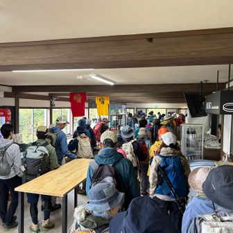 あぶねっ…8:30駐車場着　ギリ駐車出来た💦
満車であるが人の姿は駐車場に少ない…

多少リフト人捌けたかな…
フッ……やっぱ並ぶよね(￣▽￣;)