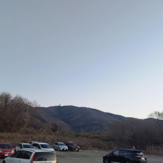 宝篋山駐車場平日6:30でも10台ほど停まってた、第一第二合わせて70台分くらいか？隣接する宝篋山小田休憩所の清潔なトイレが24hr使用できるもちろんDOCOMOはOKですが宝篋山以降電波無しがしばらく続き朝日峠以降は大丈夫です