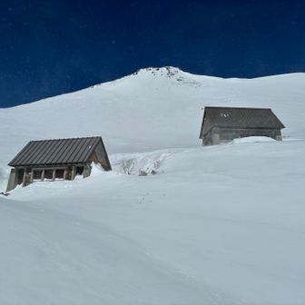 トイレと避難小屋
トイレも避難小屋も封鎖されてました