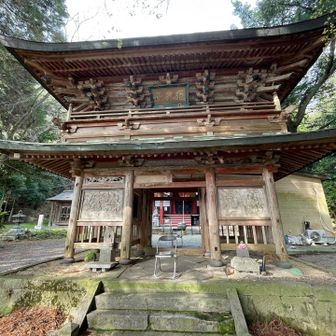 一月の突風で山門は通れず。