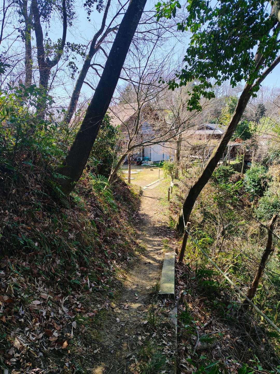 その後 げんきの森の管理棟まで戻って来ました🚶

トリッキーな登山道を歩いてて この先に経塚があると思うと 判りにくい道で不安感が満載でしたけど 何とか道を探しながら前に進むしかないという感じで歩いてました🚶

この後第20経塚に向かいました🚙

最後までご覧いただきありがとうございました😊