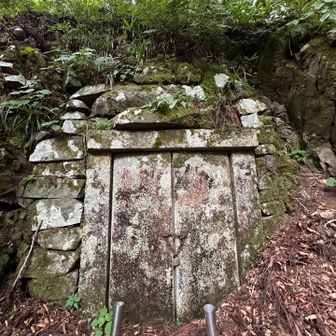 何か物語が始まりそうな雰囲気🔐🚪🪨