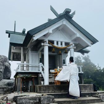 山頂の「竈神社上宮」にて月次祭