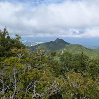 男山より望む
手前垣越山
奥　天狗山
