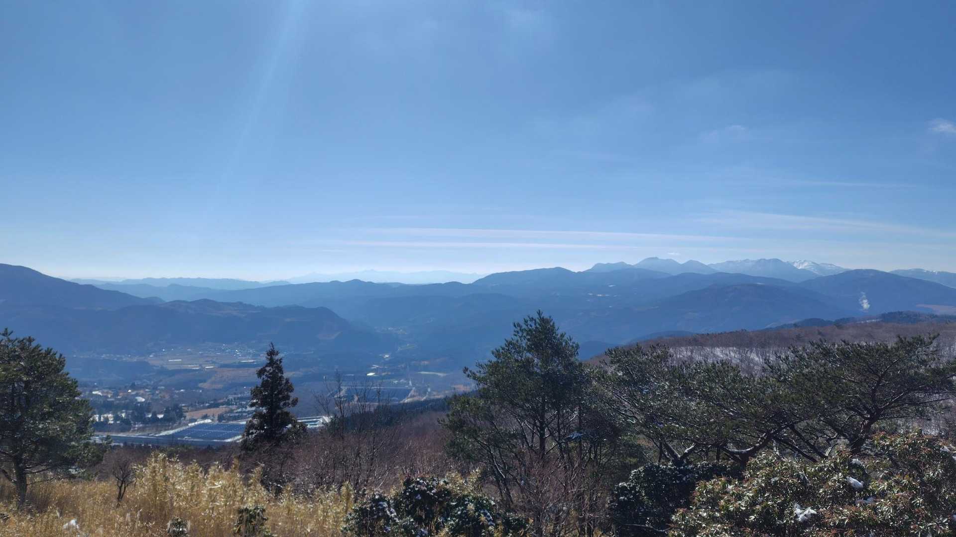 尾根手前。この日はとても良い天気