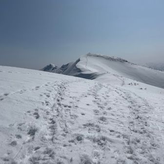 青雲岳の山頂到着！
前方に守門岳(袴岳)が見えてきた。