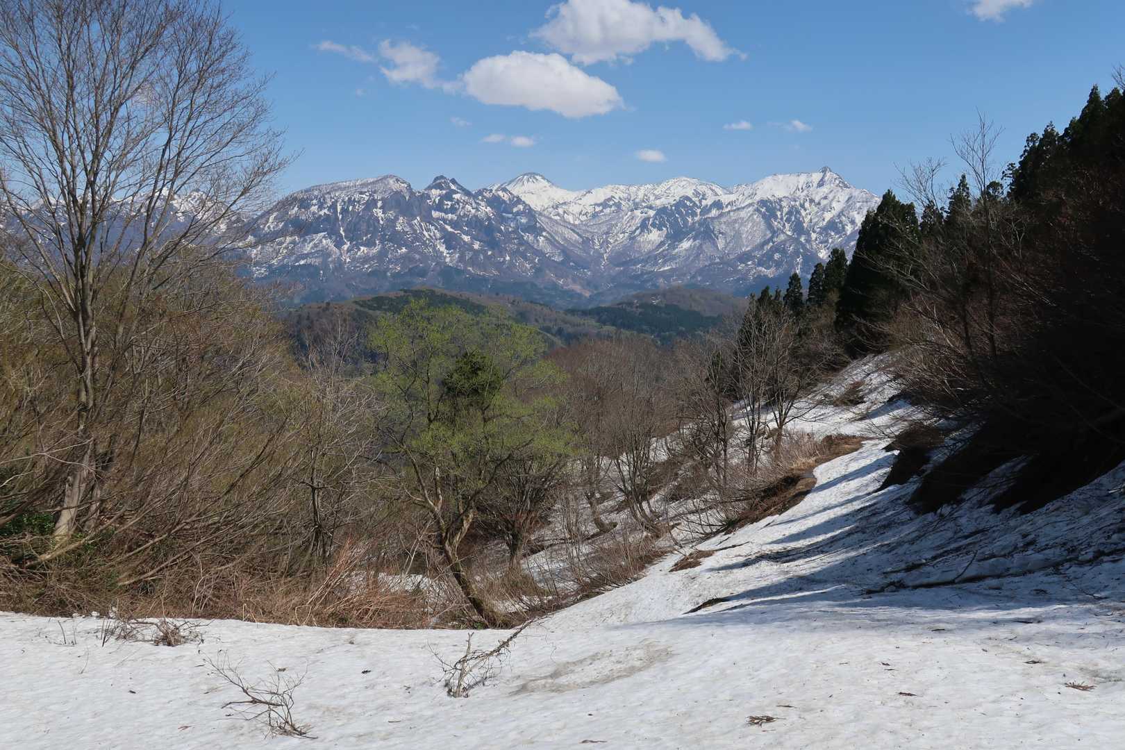 焼山、雨飾山見ながら歩いて行く