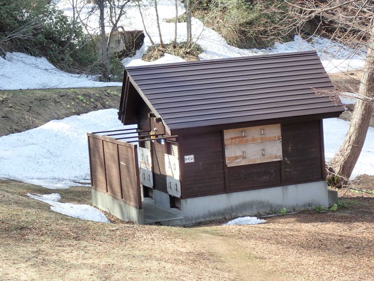 トイレはまだ開いていませんので注意