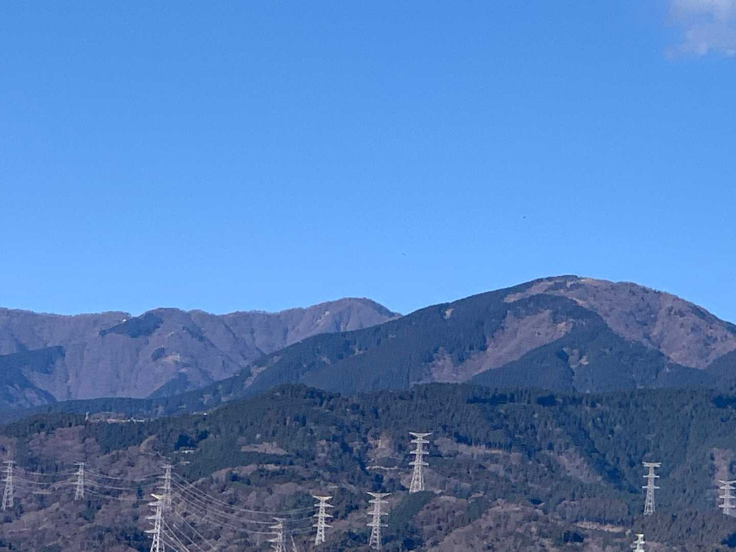待ってろ！塔ノ岳！
（三ノ塔が前にあるか大きく見えるけど、奥の山に小屋が見えるから塔ノ岳だと思う）