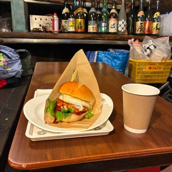奥の棚には焼酎の瓶が並ぶ
