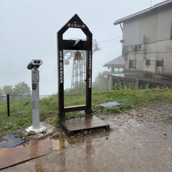 ロープウェイに乗って下山します。