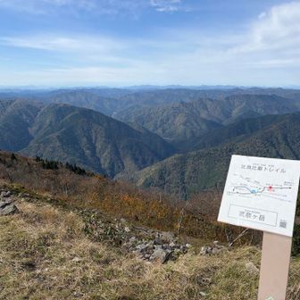 山頂から見る山並み。