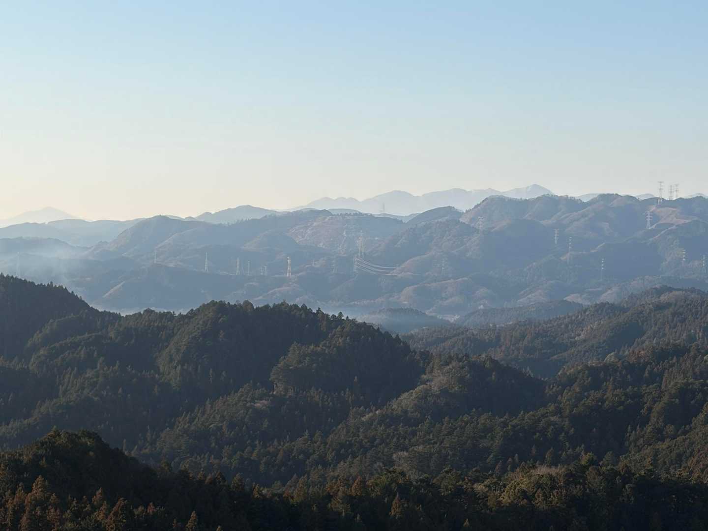 手前の山並みの向こうに丹沢山塊の山々⛰️