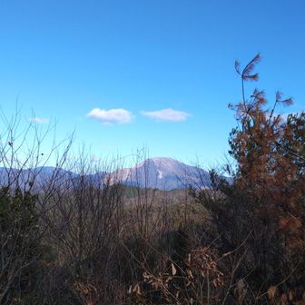 伊吹山。だいぶ角度が変わってきました