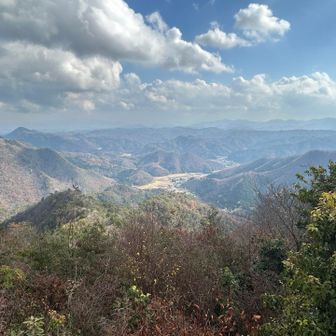 東に深山　遠く地蔵愛宕の尾根
西には千ケ峰を指呼出来ます
360°の山々はあまりにも多く　絶景の景色を堪能
標高が678m 上り調子で縁起が良いが　
登路は標高以上の高度感は有ります
眺めは1000m級　少し霞んでいます(黄砂？)