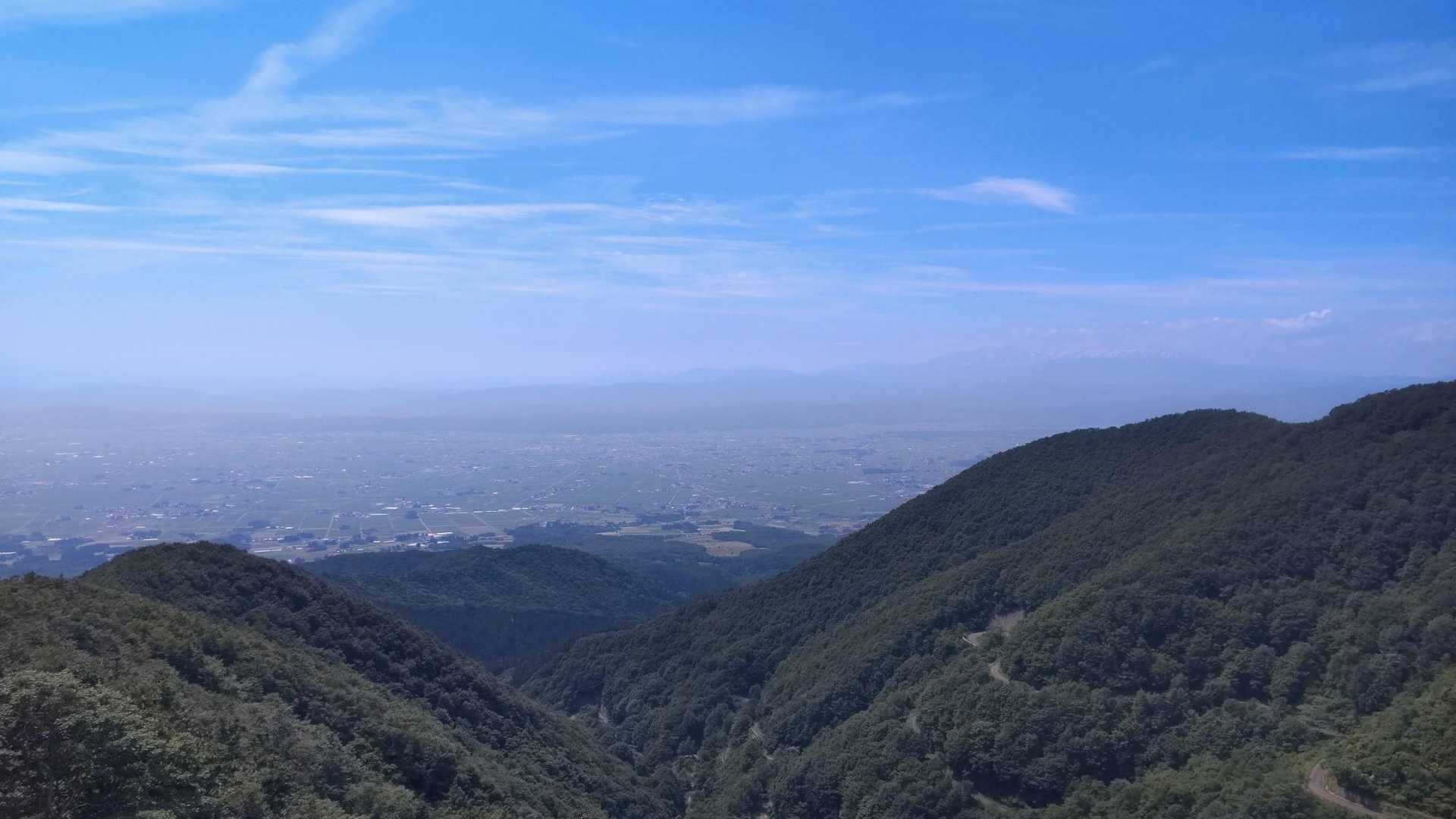 階段を登り切ってパラグラ基地だった所からの眺め
飯豊はまだ白かった❄